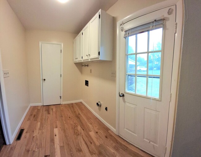 Building Photo - 3 Bedroom 2.5 Bathroom Available in Hummel...