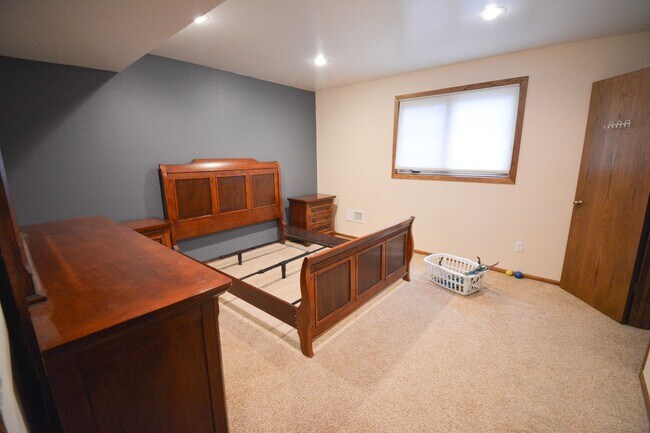 Building Photo - 3-Bedroom NE Rochester home with Sunroom, Fenced Backyard & Attached Garage