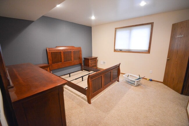 Building Photo - Charming 3-Bedroom Home FOr Rent with Sunroom, Fenced Backyard & Attached Garage