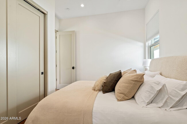 Building Photo - 6916 E 2nd St