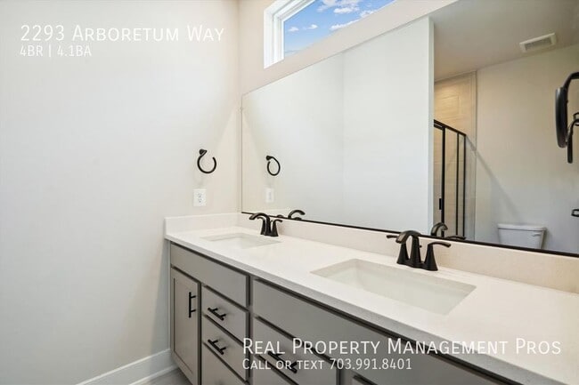 Building Photo - 2293 Arboretum Wy