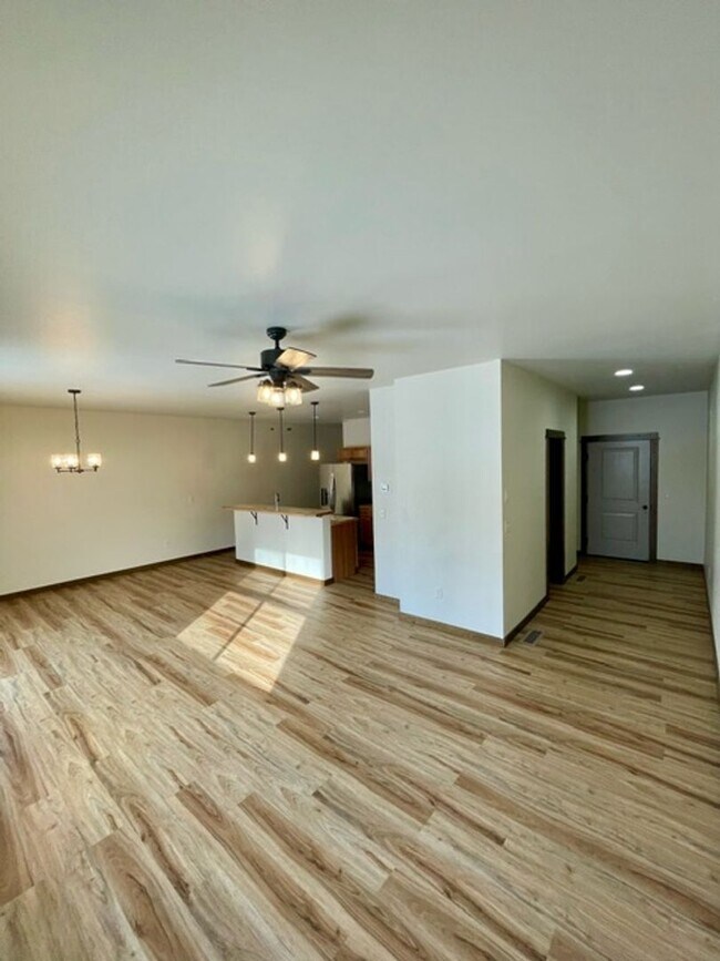 Building Photo - Townhouse - 3 Bedrooms 2 1/2 Bathrooms