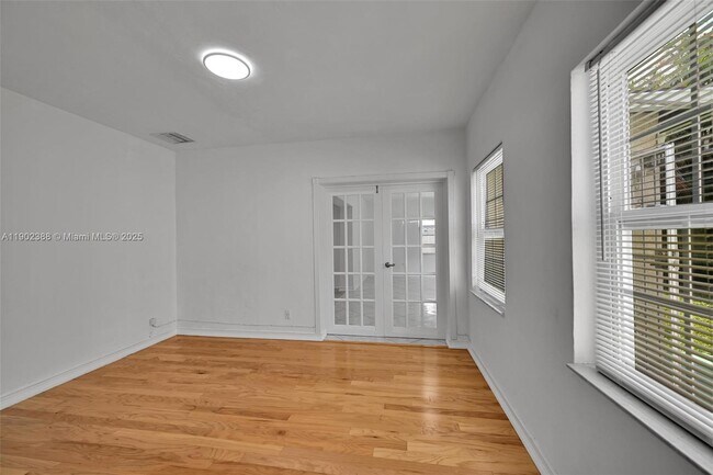 Building Photo - 1520 NE 108th St