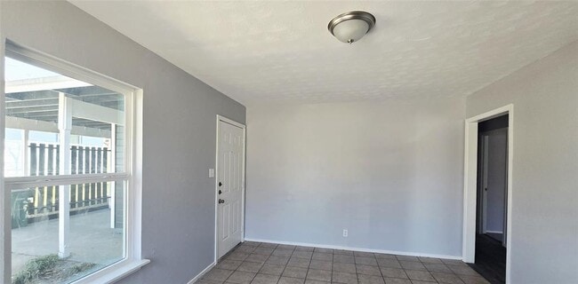 Building Photo - 9013 Slayton Dr