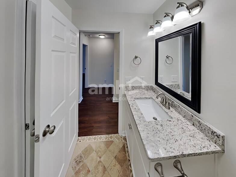 Building Photo - 1205 Chapmans Retreat Dr