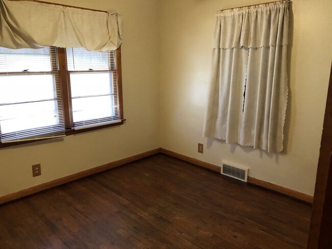 Building Photo - $995 - 3 bed 1 bath - Single Family Home