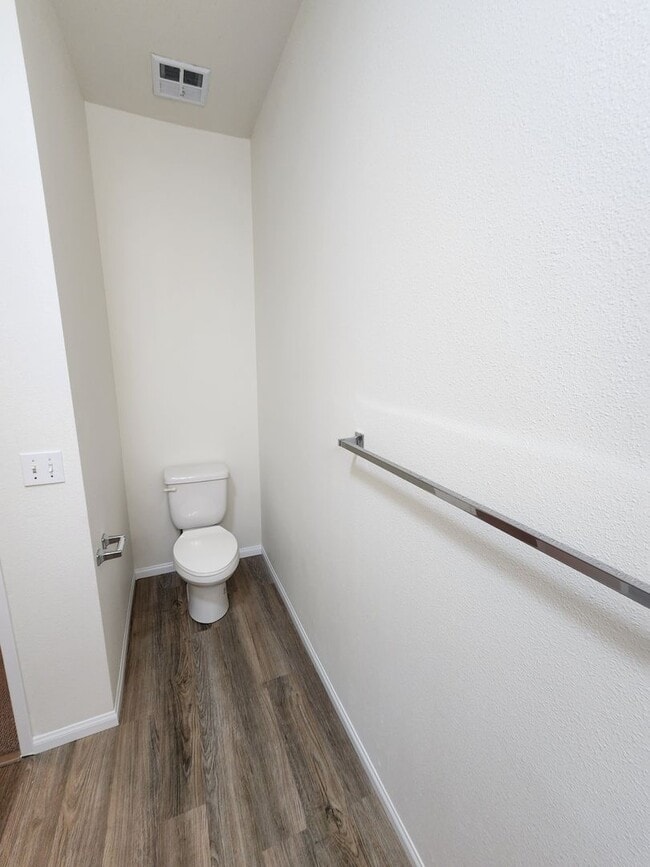 Building Photo - Spacious 1 Bed, 1 Bath Apartment with Priv...