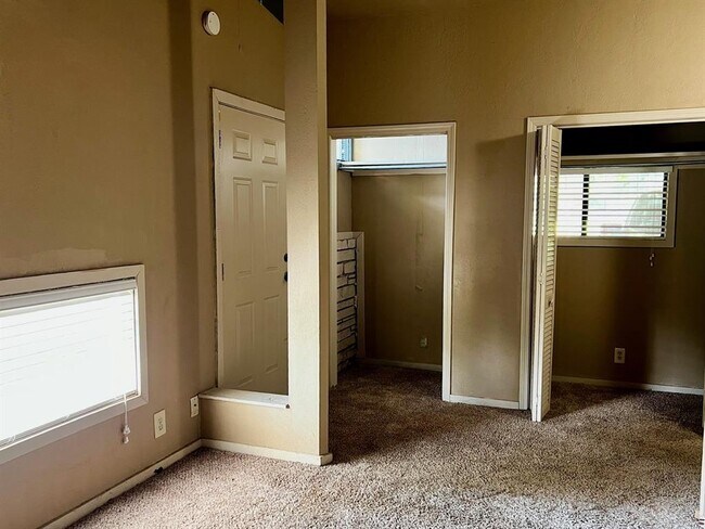 Building Photo - 818 W Timberdell Rd