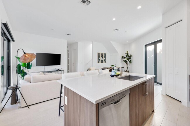 Building Photo - 2201 Florida Blvd