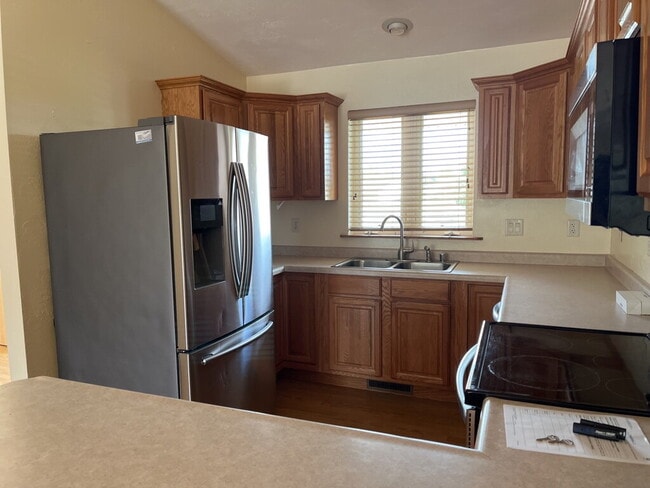 Building Photo - "Spacious 3-Bedroom Side by Side Duplex in...