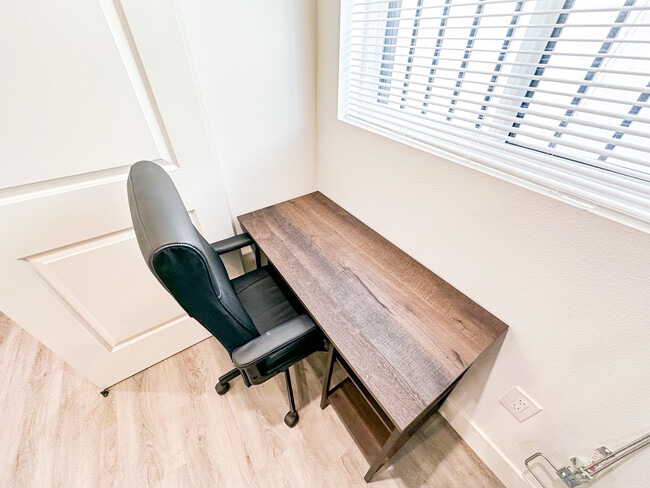 Building Photo - 1426 W 38th St