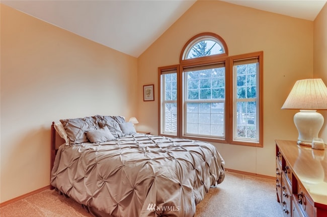 Building Photo - 5 bedroom + bonus room in Spring Hill neighborhood