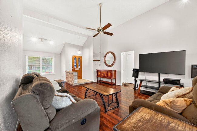 Building Photo - 15343 Meadow Village Dr