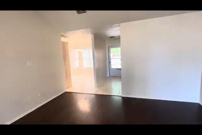 Building Photo - Awesome home in quiet. Culdesac