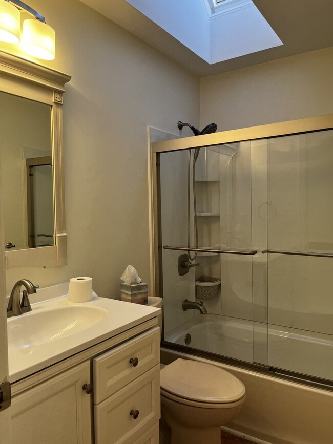 Building Photo - 634 W 2nd St