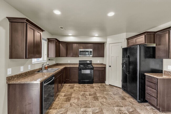 Building Photo - 4 Bedroom 3 Bathroom Home in Springville!