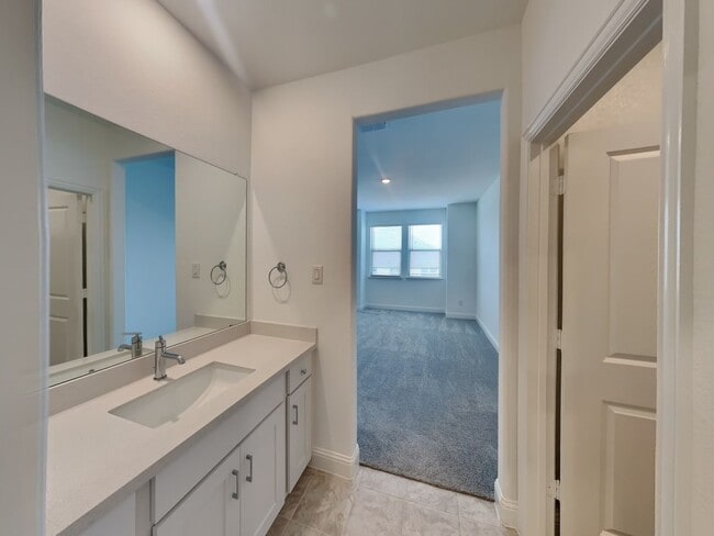 Building Photo - LIVING IN LUXURY!