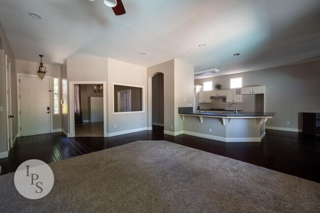 Building Photo - Charming 4BR/2BA Home in the Heart of Clov...