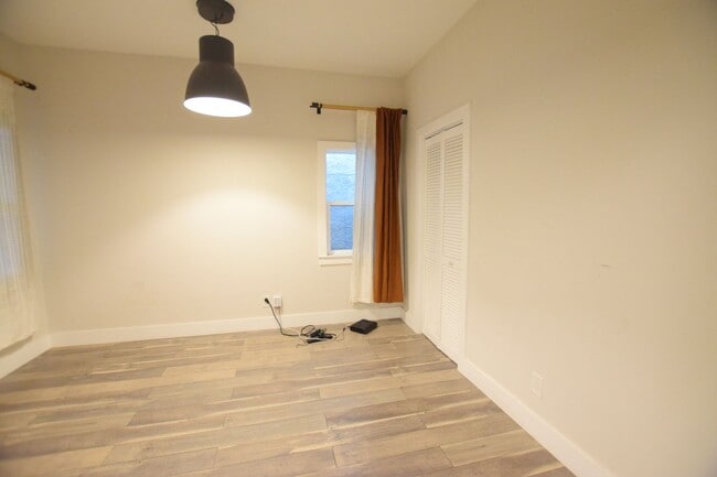 Building Photo - Stylish Oakland Retreat – 3BR, 2BA + Huge ...