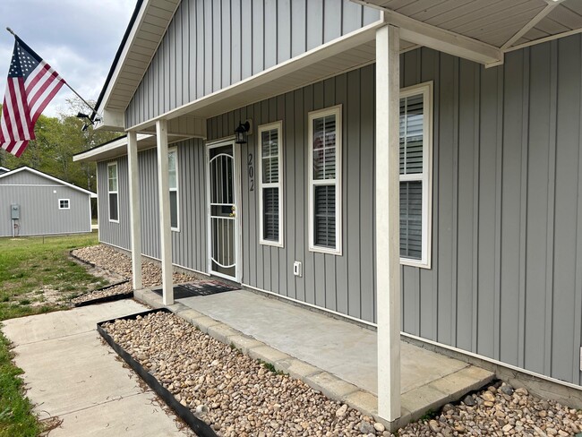Building Photo - 202 Shetland Dr
