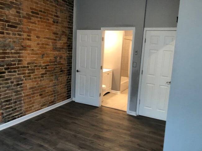 Building Photo - 405 S Vincent St