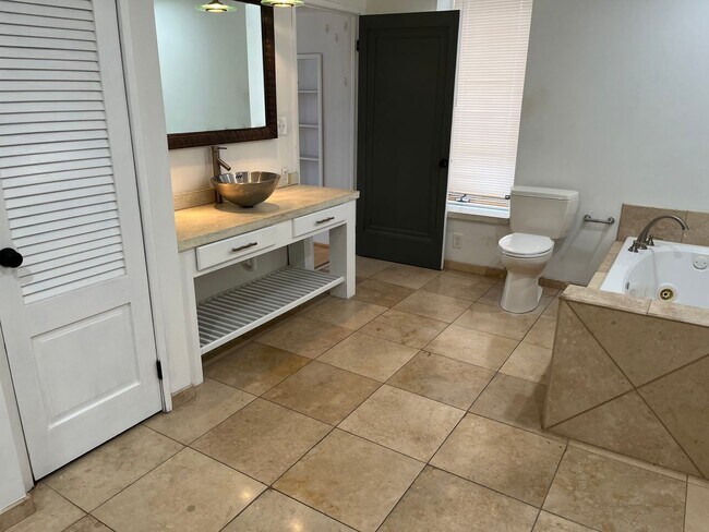 Building Photo - 10 E Broadway