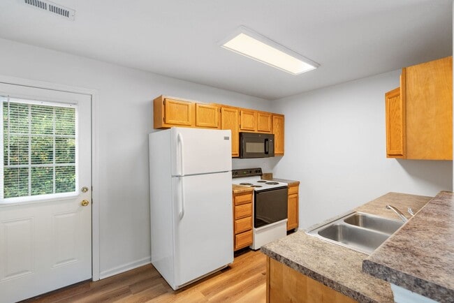 Building Photo - 5013-5015-5015 Betty Jean Way