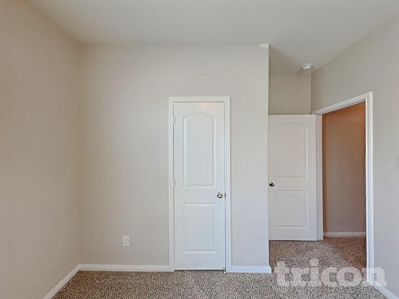 Building Photo - 900 Clark Dr