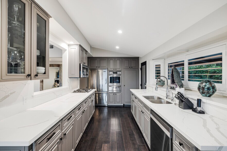 Building Photo - 16725 Oak View Dr