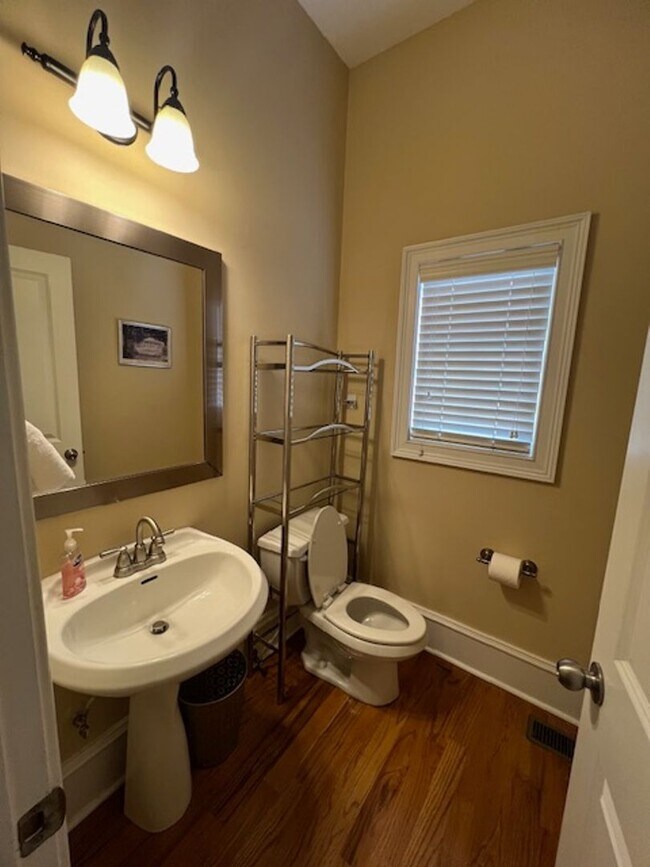 Building Photo - 2 bed 2.5 Condo- Great Location!