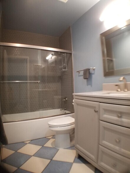 Building Photo - 8561 Villa La Jolla Dr