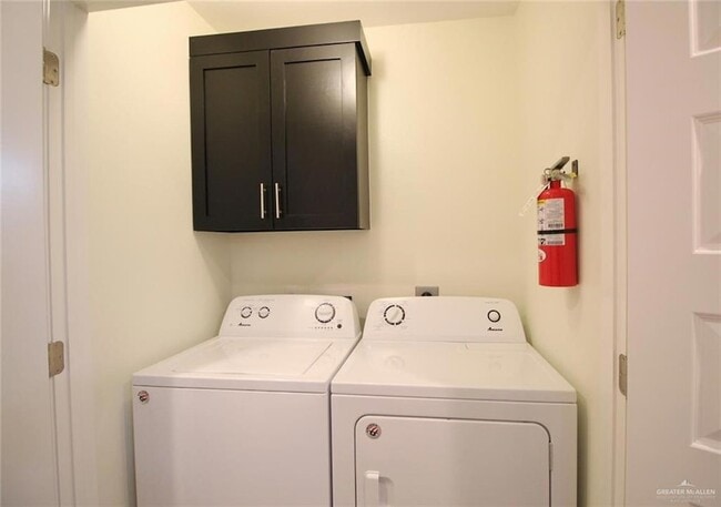 Building Photo - 807 Cathedral Hl