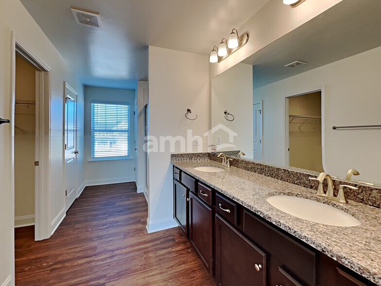 Building Photo - 185 Larragan Dr