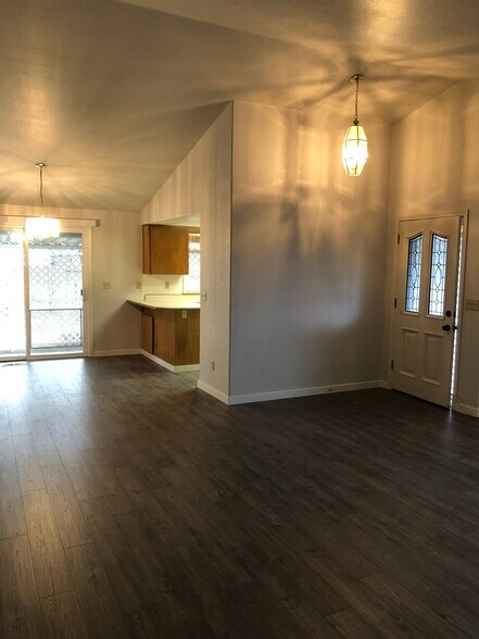 Building Photo - 1372 Glengrove Ave