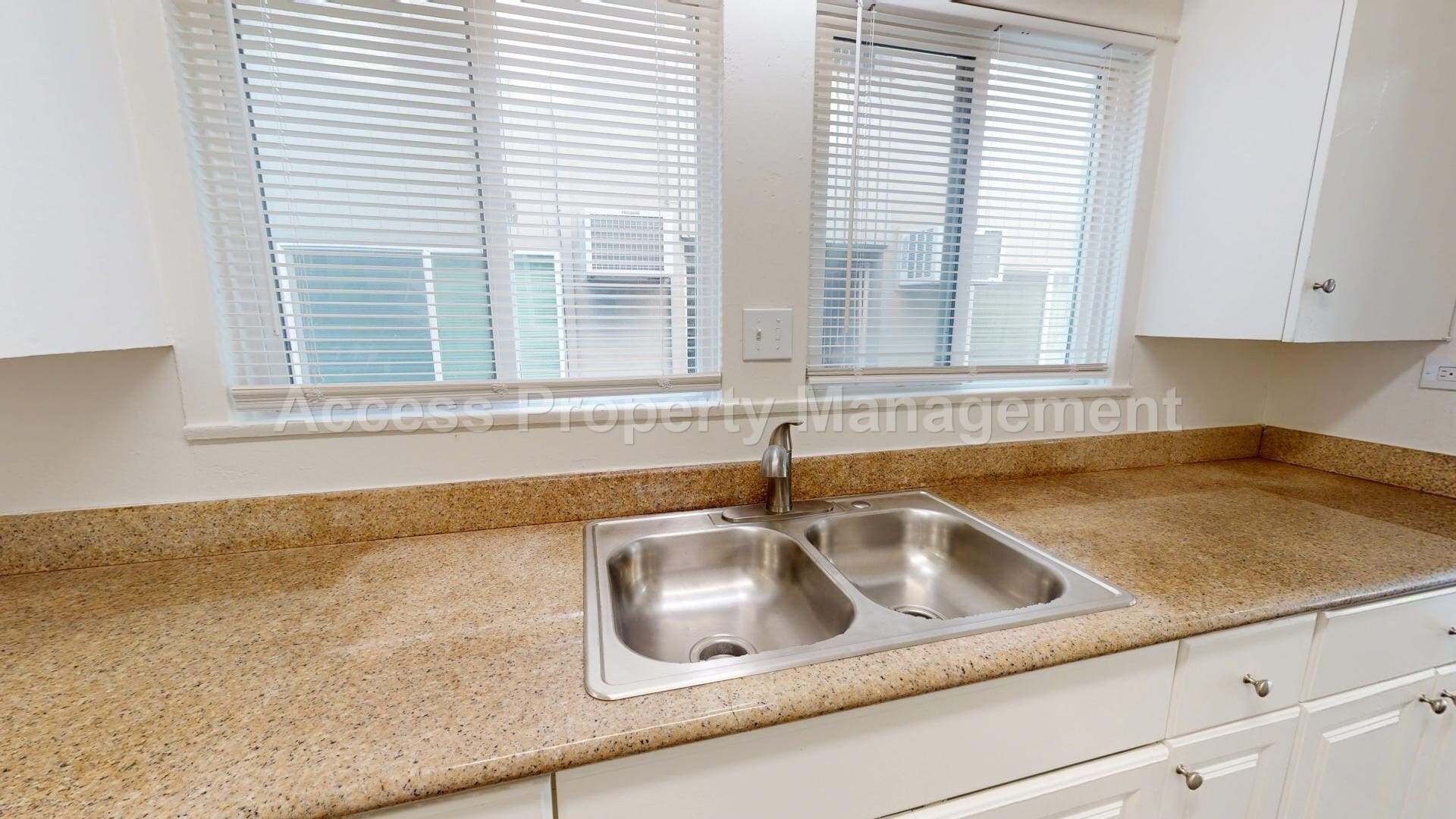 Building Photo - 21 E Walnut St