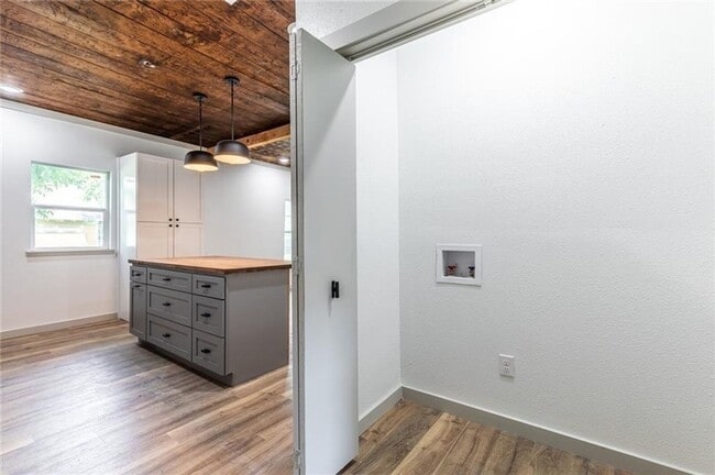 Building Photo - Beautifully remodeled single family home, ...
