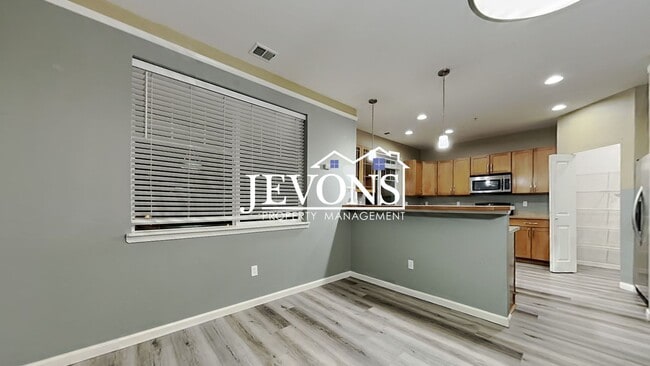 Building Photo - Experience this beautiful SeaTac single-family home with an equipped kitchen, high ceilings, near...