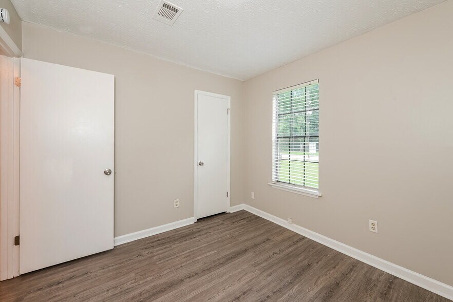 Building Photo - 6052 Creekford Dr