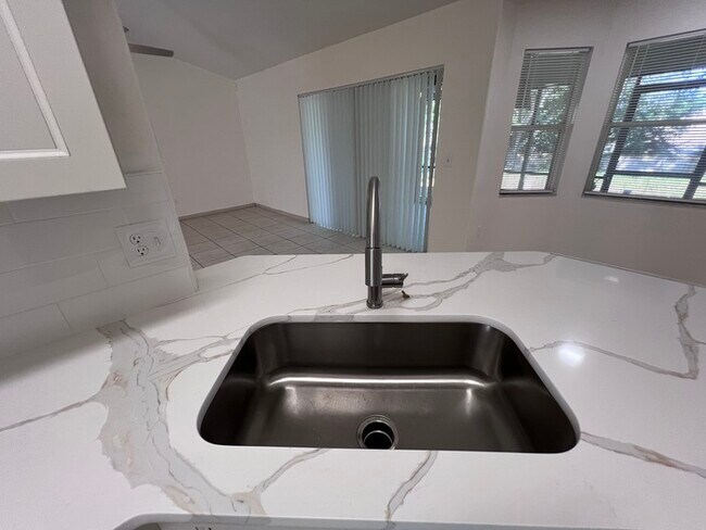 Building Photo - PRICE REDUCED FOR A QUICK MOVE IN!!  Beaut...