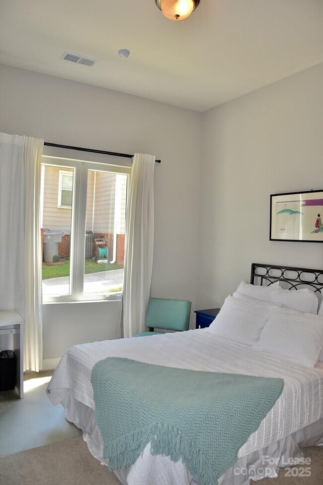 Building Photo - 916 Westbrook Dr