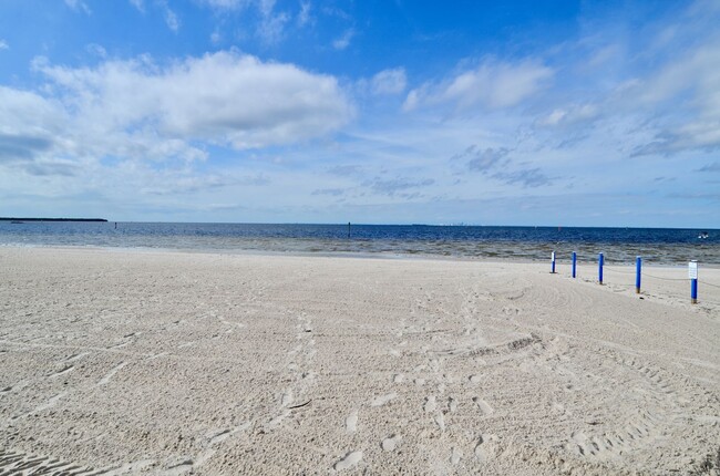 Building Photo - 2 bed 2 bath Turnkey Yearly Rental – Water...