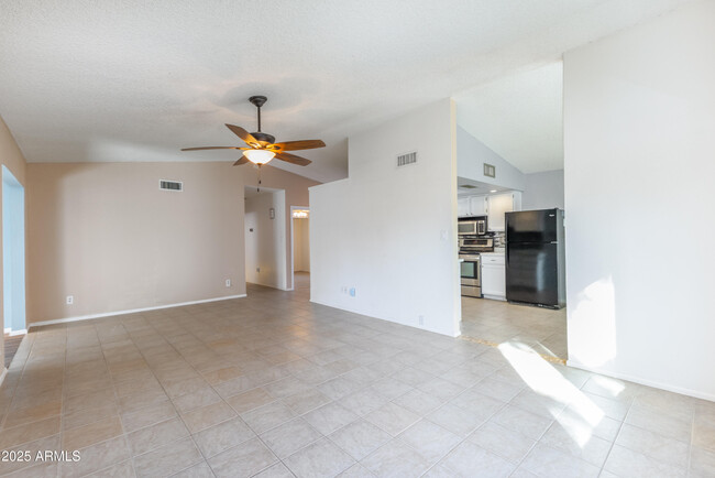 Building Photo - 6819 E Grandview Dr