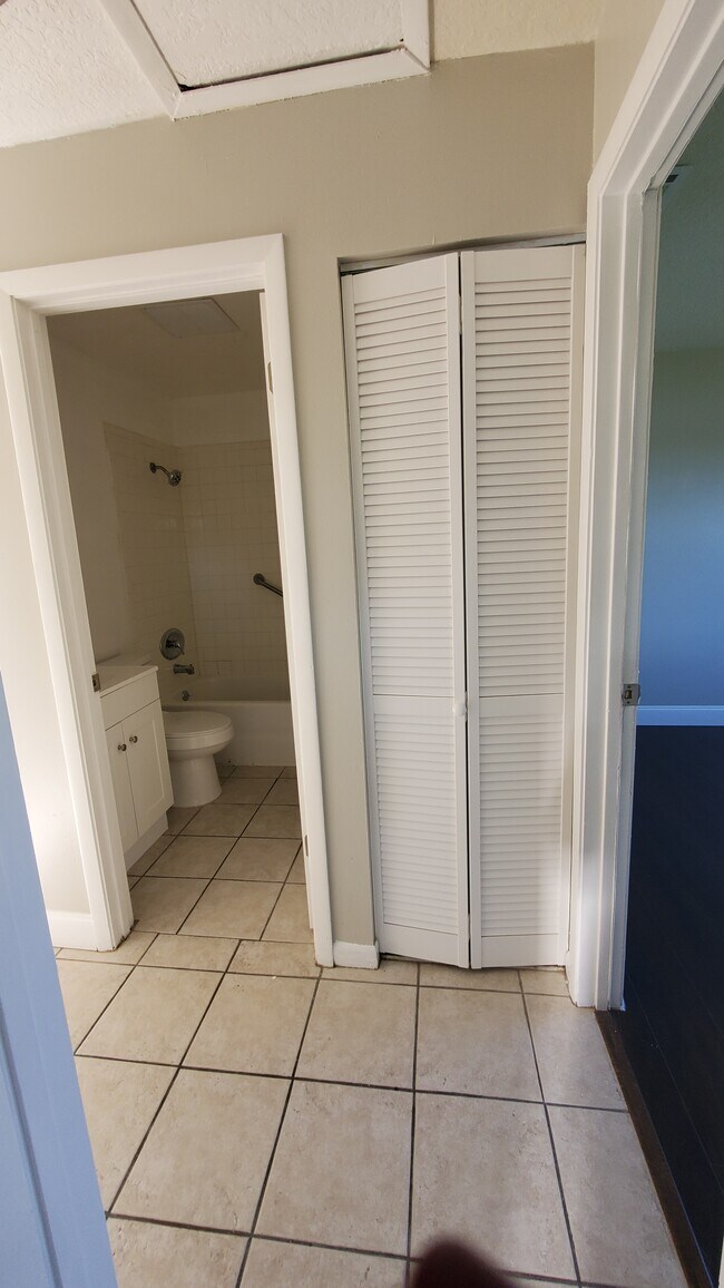 Building Photo - 369 Diamond St