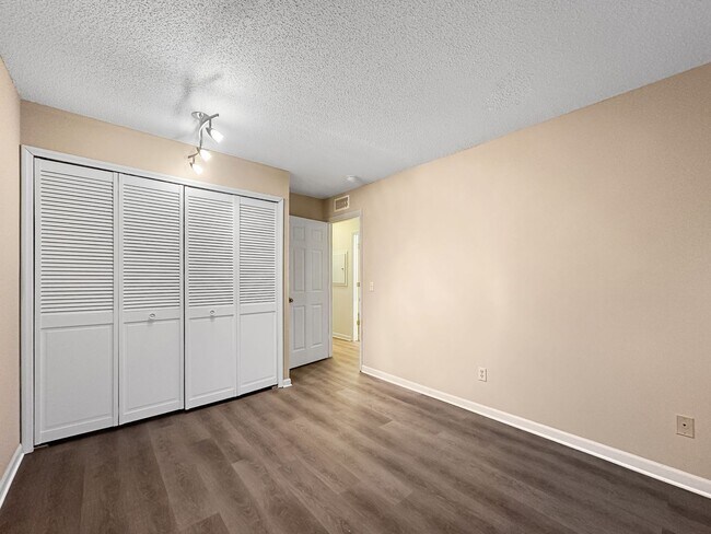 Building Photo - 15630 26th Ave N