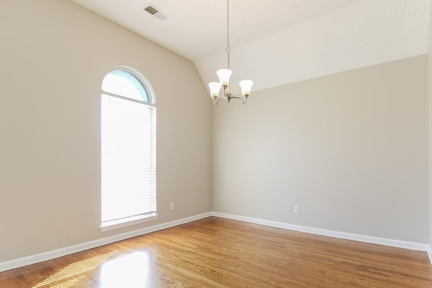 Building Photo - 6805 Sandbourne W