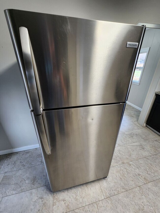 Building Photo - Spacious 3-Bedroom, 2-Bathroom Home AVAILABLE NOW!!