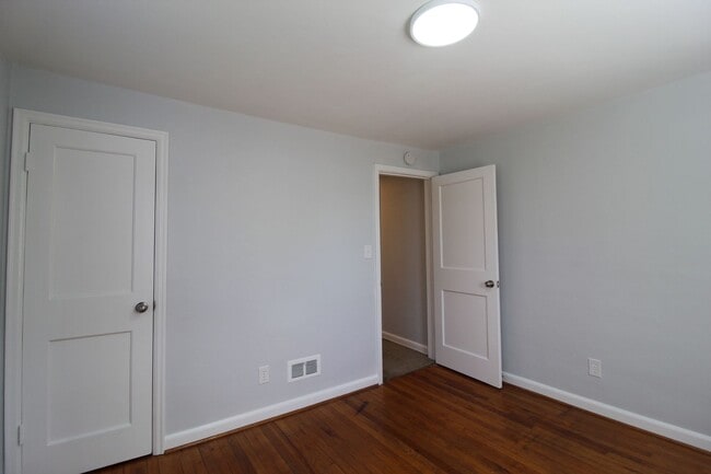 Building Photo - April FREE On This 2 Bedroom 1 Bath Duplex In The Waldo Area
