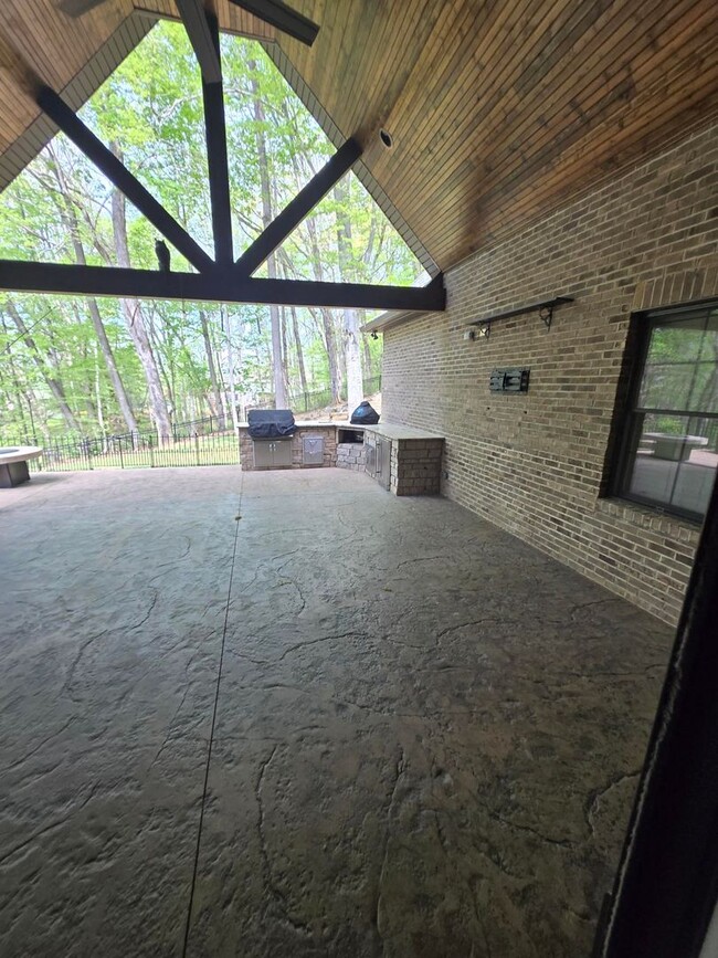 Building Photo - Luxury 4-Bedroom Home with Outdoor Oasis i...