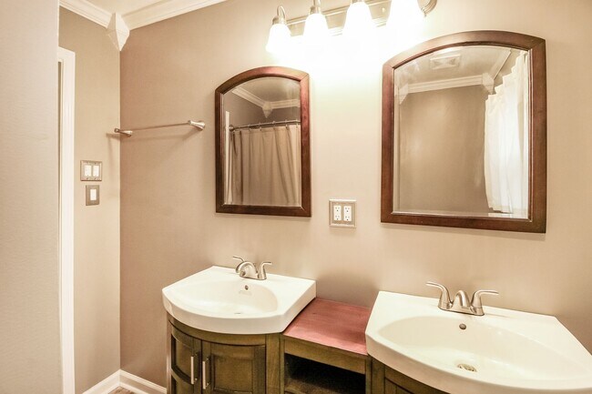 Building Photo - 3001 Green Grove Cir NE