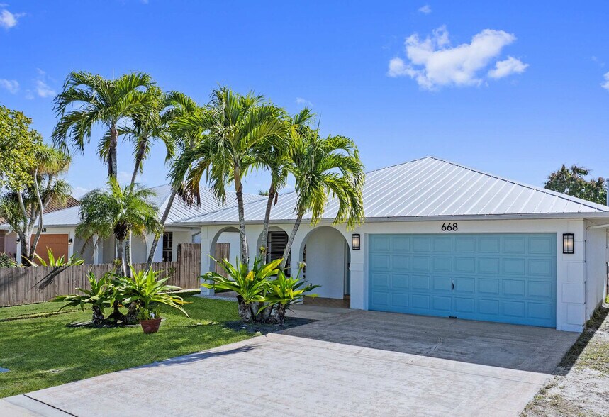 Building Photo - 663 106th Ave N